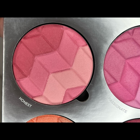 New PUR 4-in-1 Blush Book - Picture 4 of 7